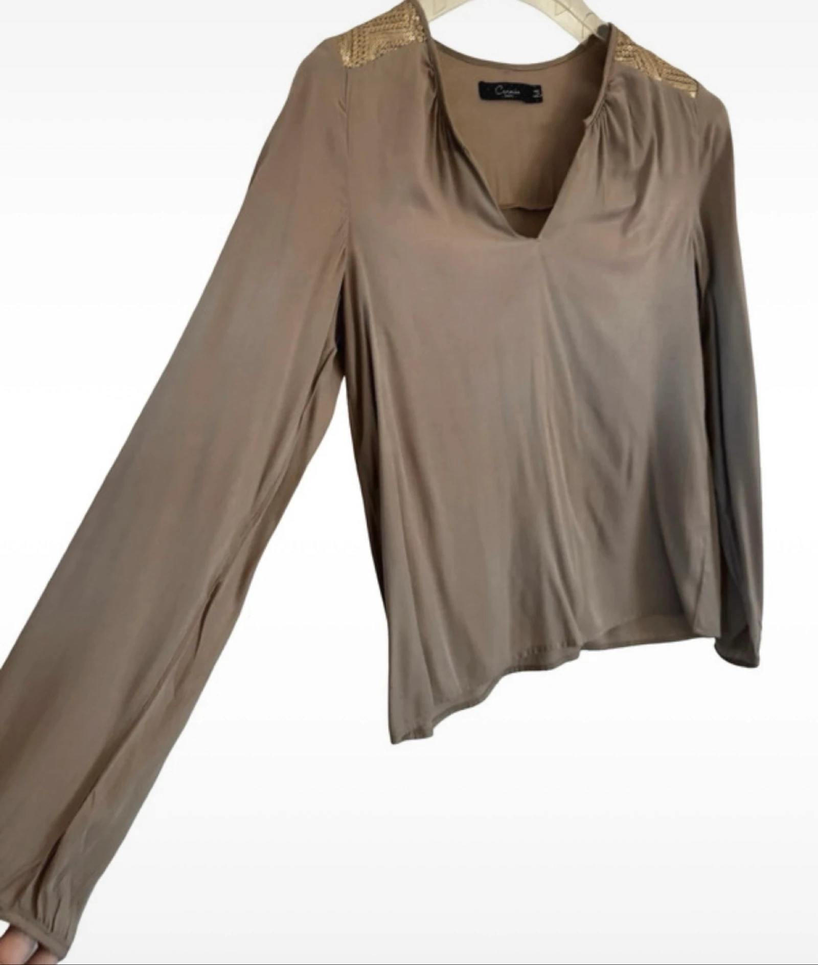 Blusa Carmin Paris color taupe con lentejuelas doradas talla M – photo 5